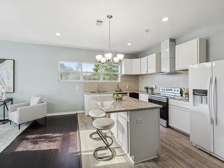 5302 Saxon Dr #1/2 — Photo 4