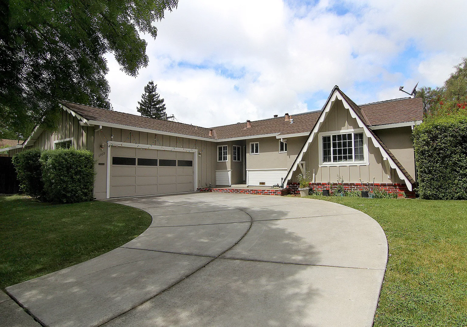 1109 Danbury Dr photo 1