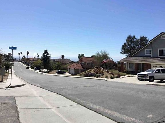 Exterior Neighborhood (street photo)