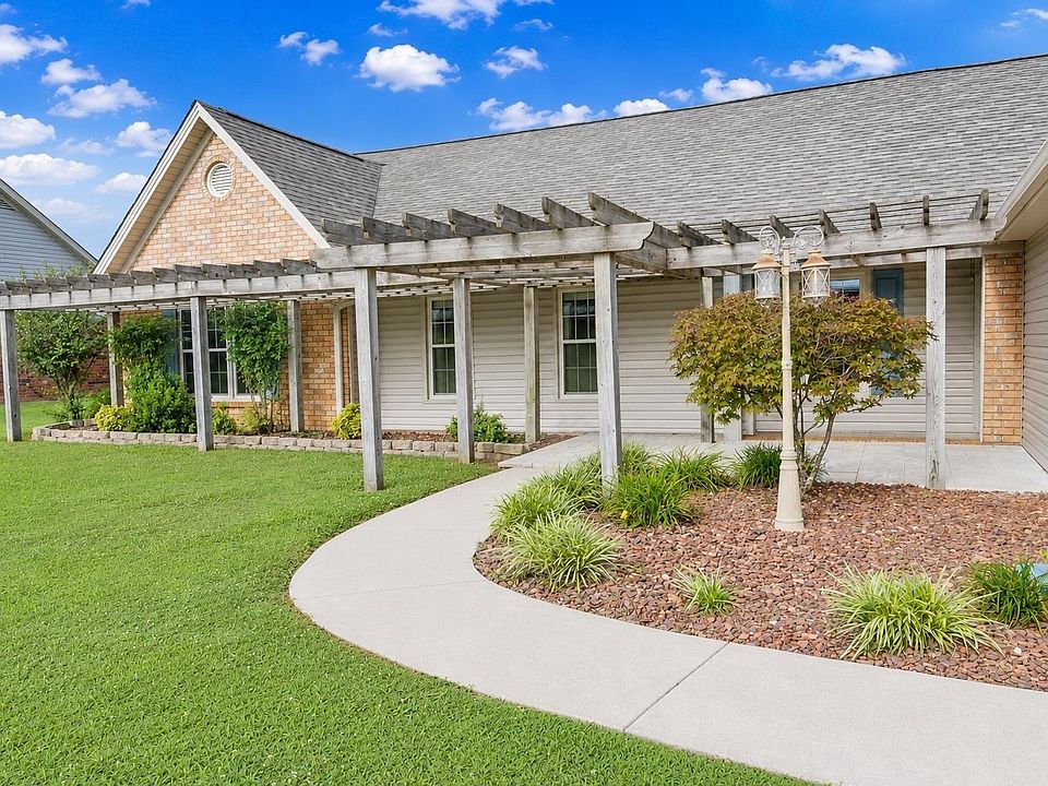 1st image of 215 Oakview Cir