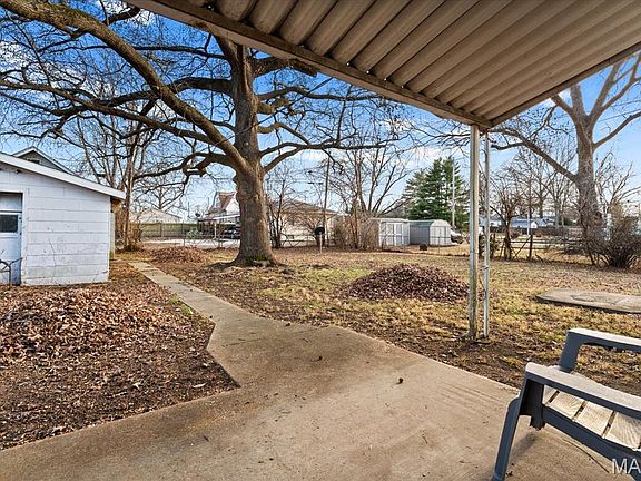 3rd image of 1910 E Belle Ave
