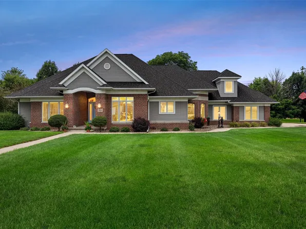 555 Evergreen Ln, Robins, IA 52328