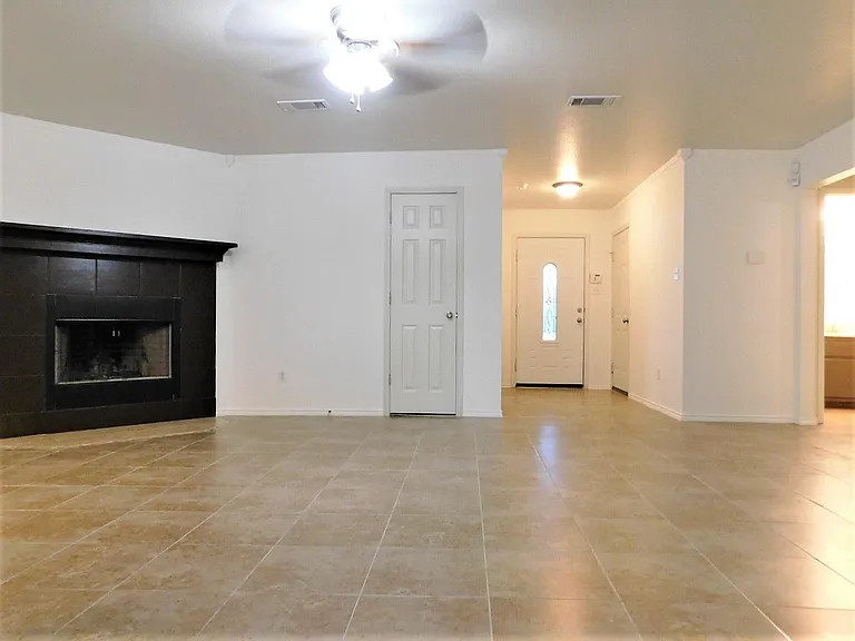 1102 Katelyn Cir — Photo 3