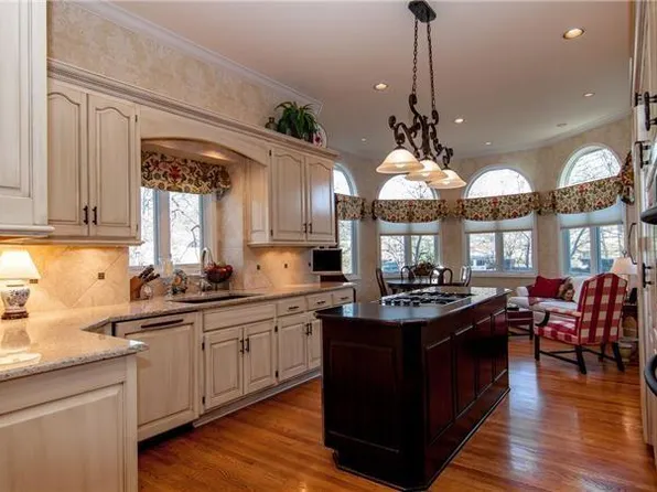 12428 Linden St, Leawood, KS 66209