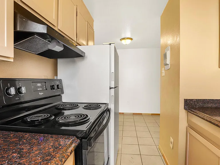 Camelot Apartments — Photo 37