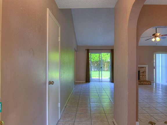 4th image of 3915 Frontier Dr