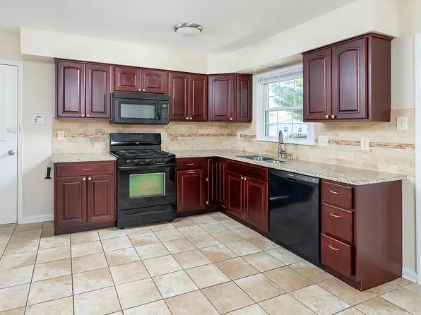 17 Williamsburg Ct, Glassboro, NJ 08028