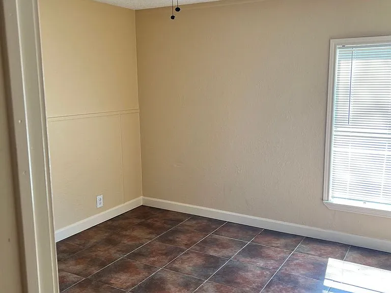 740 E Irby St — Photo 3