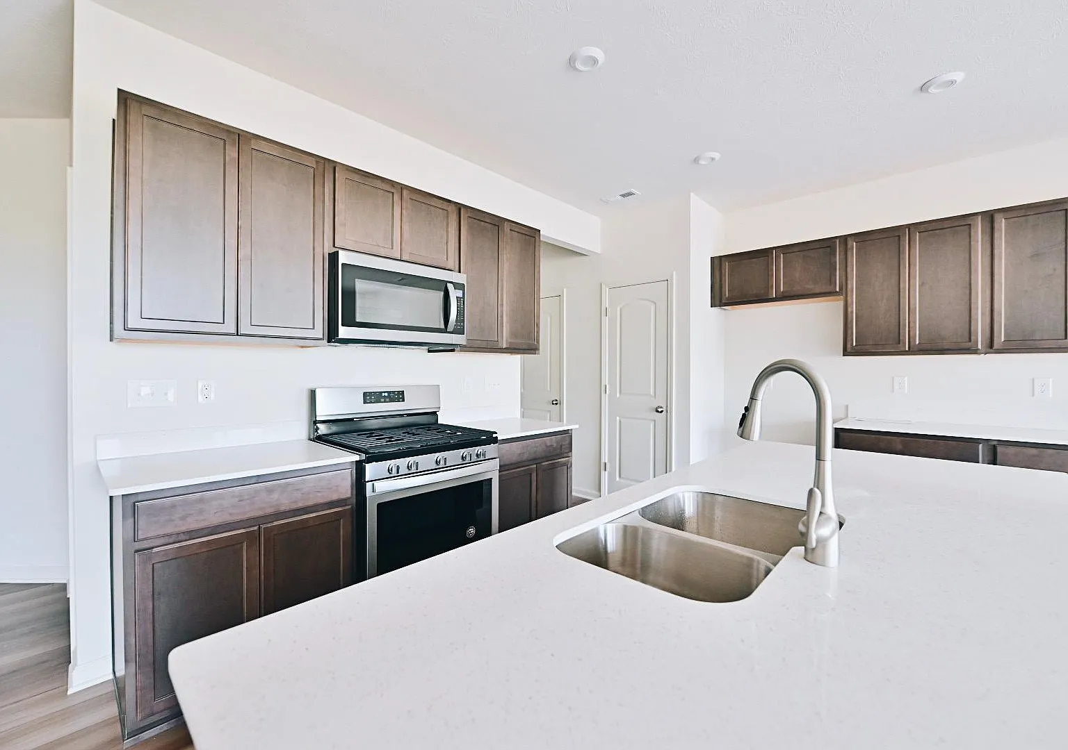 3 bed, 2.5 bath, 1858 sqft, $2,200 — Photo 4