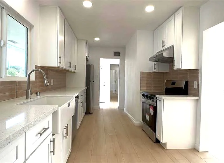 233 E Victoria St — Photo 9
