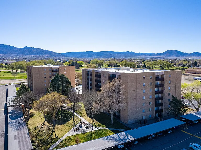 Los Altos Towers — Photo 43