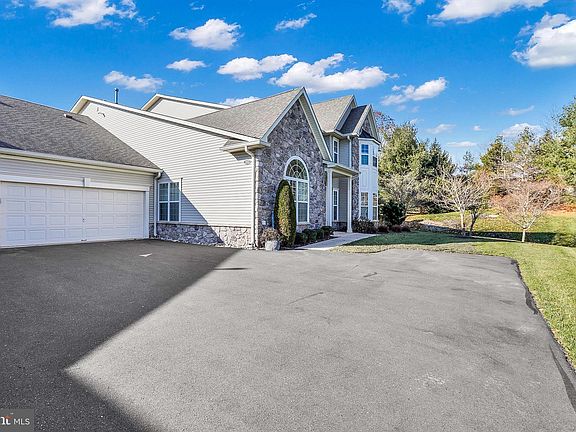 3rd image of 202 Willow Dr