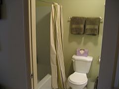 Bath - Modern bath in great condition