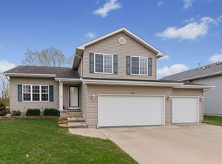 3607 Prairie Creek Rd SW, Cedar Rapids, IA 52404