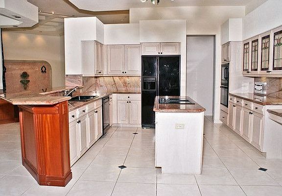 Kitchen W/ huge pantry