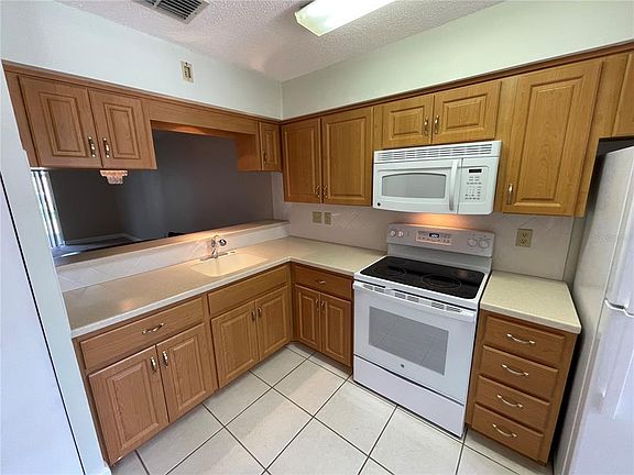 3rd image of 4911 Sunnybrook Dr Unit 14