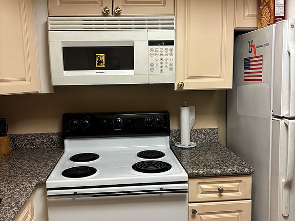 5th image of 6526 La Mirada Dr E Unit 2