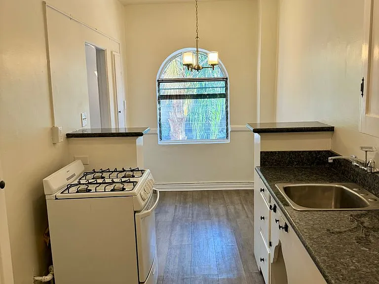409 W 3rd St — Photo 10
