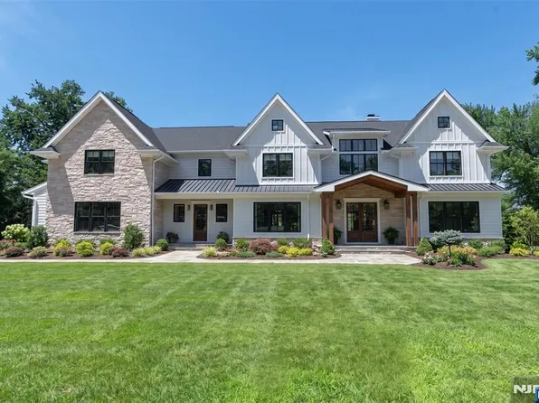 776 Comanche Ln, Franklin Lakes, NJ 07417