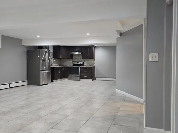 44 Crocus St, Warwick, RI 02886