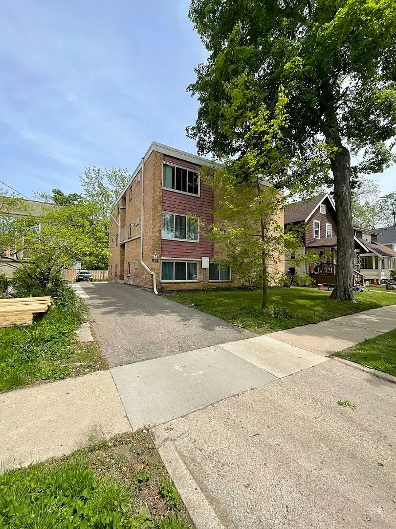 913 Dewey — Photo 2