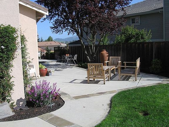 3rd image of 705 Endsliegh Ct