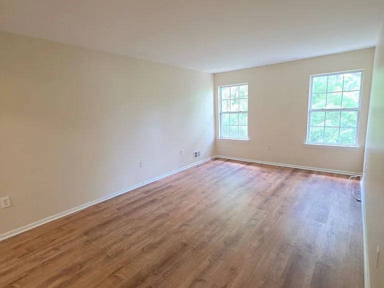 204 Barclay Ct — Photo 22