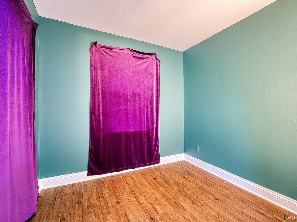 23075 Vance Ave, photo 9