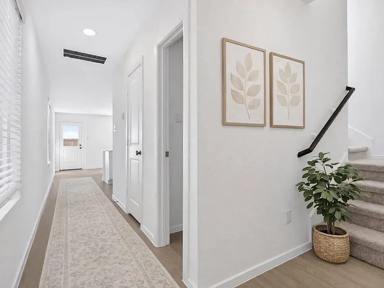 914 Pertuso Ln — Photo 3