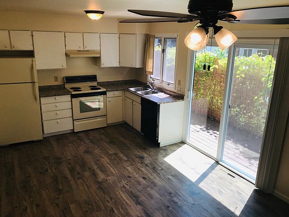 Kitchen area with deck access