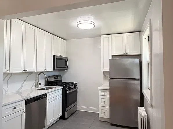 61-51 224th St #B, Oakland Gardens, NY 11364
