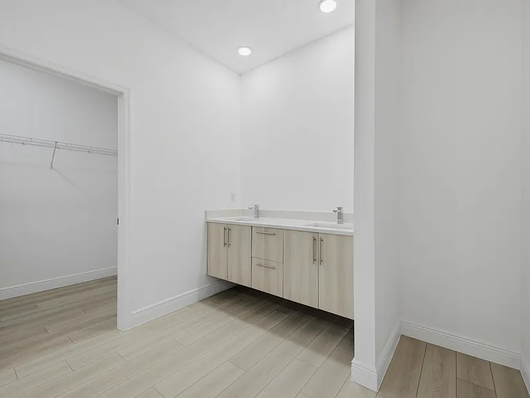8010 Sandalwood Ln — Photo 15