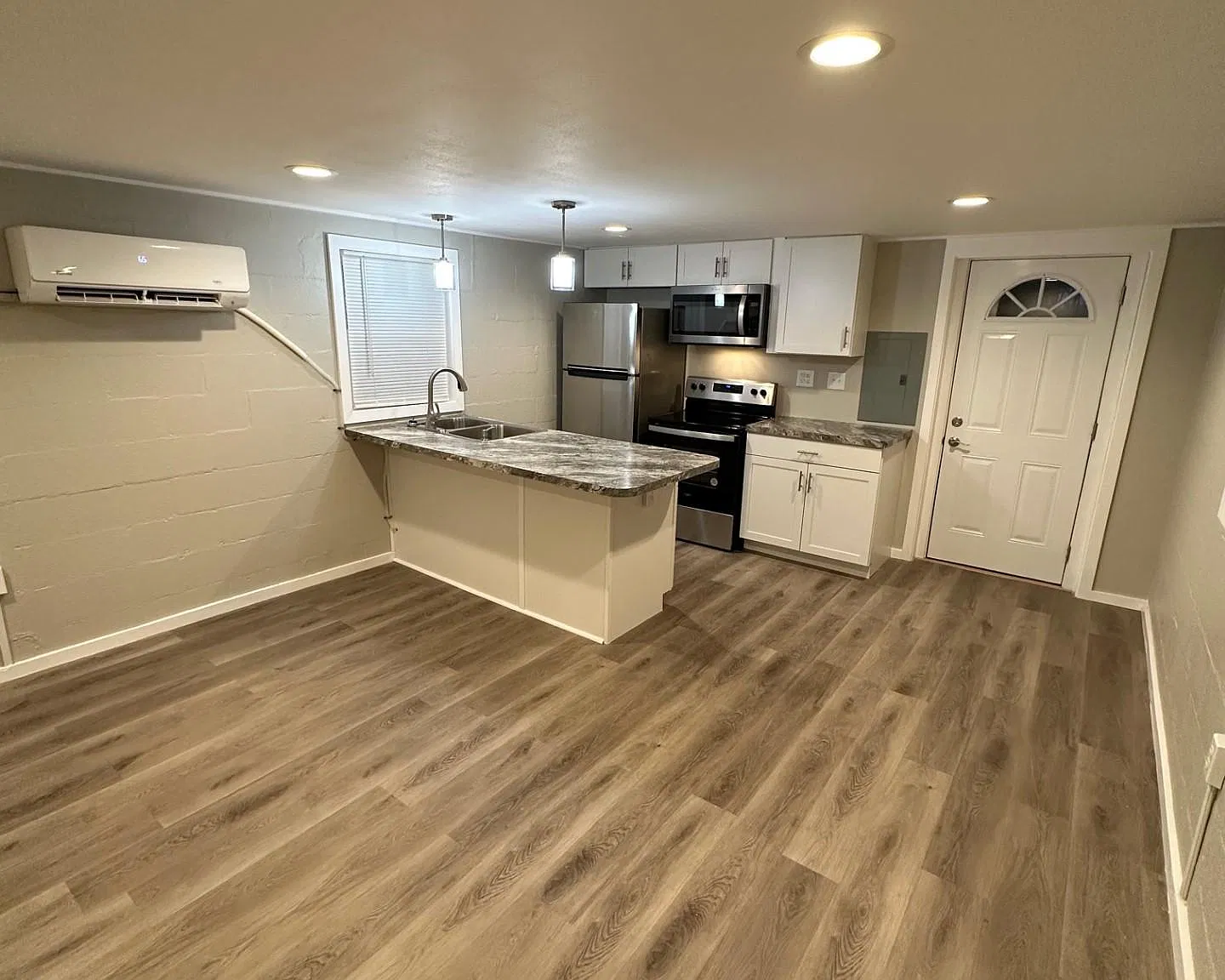 409 W Walnut St — Photo 3
