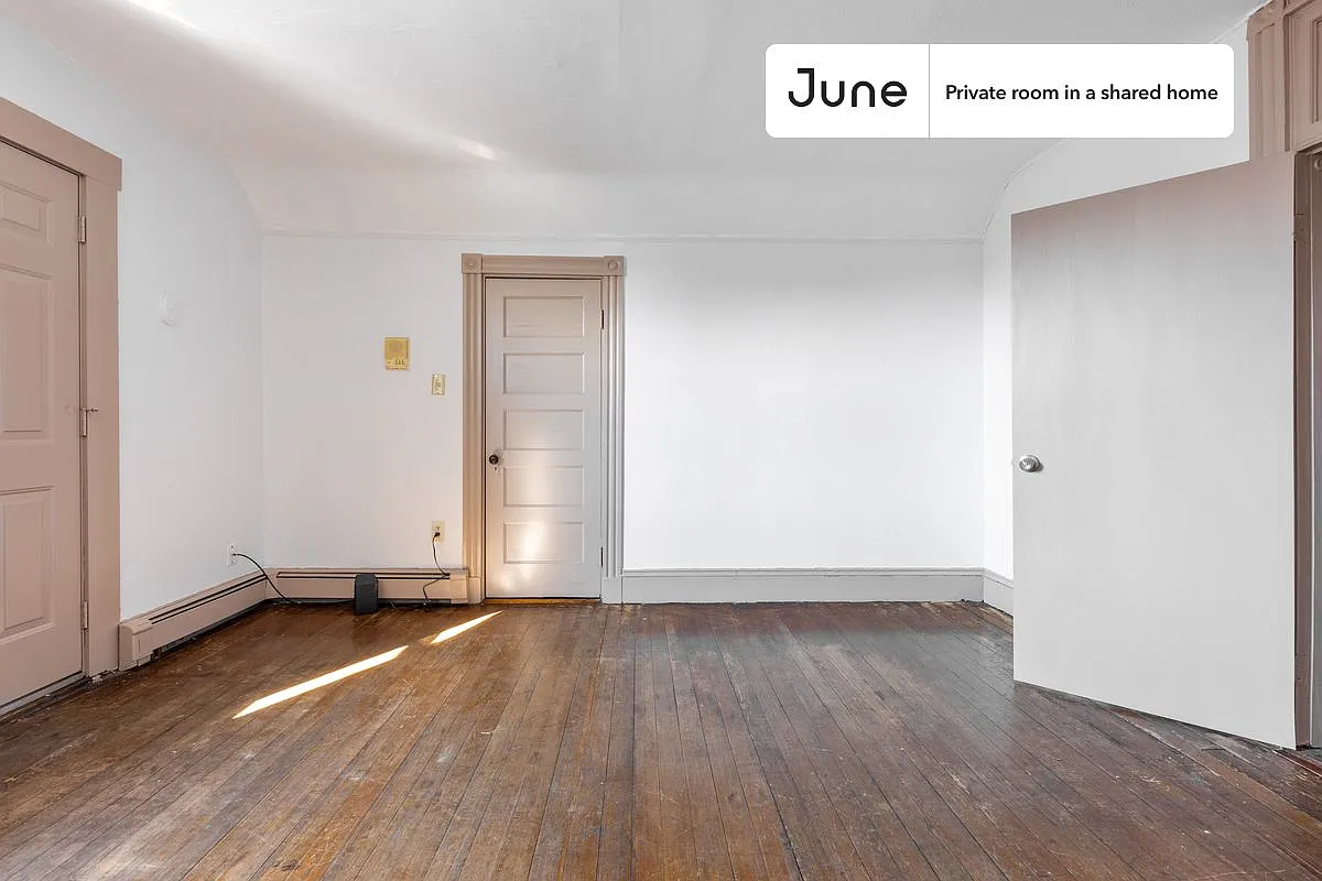 Full bedroom in 3 bed/1 bath home in Roxbury #937 A — Photo 3