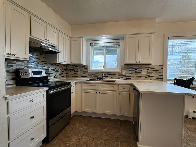 2345 Benton Ave — Photo 6