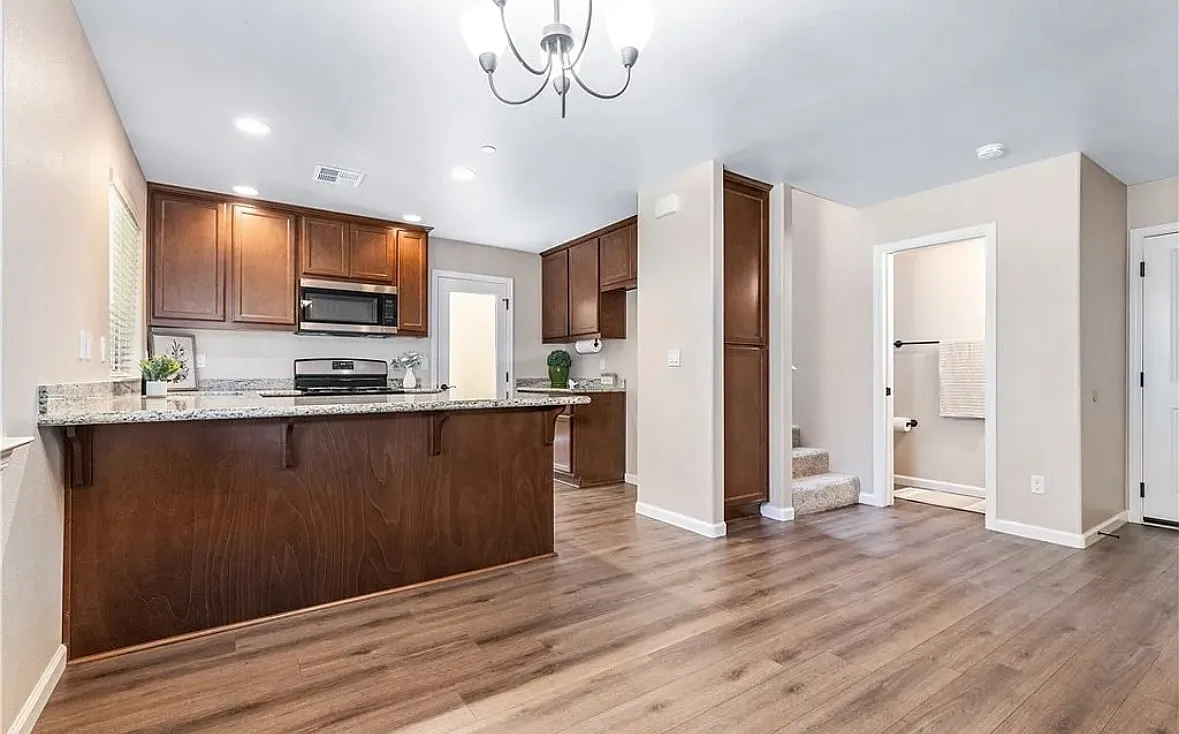 3 bed, 2.5 bath, 1305 sqft, $2,950 — Photo 2
