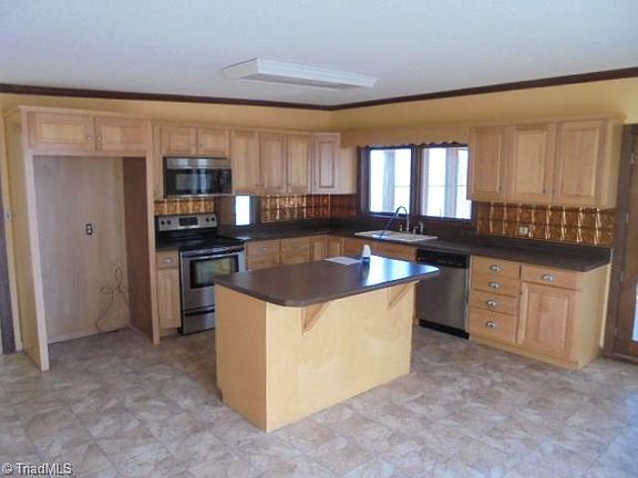 4th image of 414 Dogwood Ln