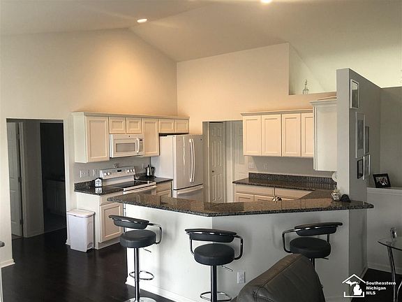 2nd image of 901 Plum Tree Cir