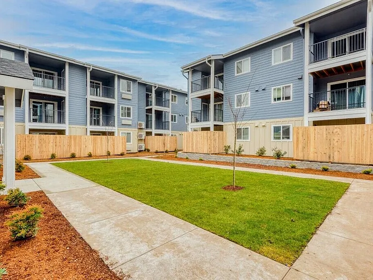 Queen Court Apartments — Photo 43