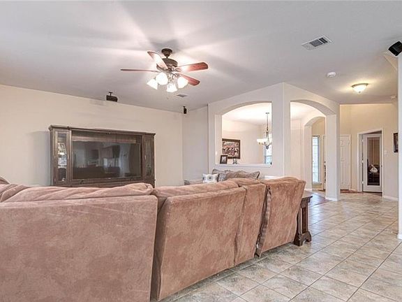 3rd image of 611 Pumpkin Dr
