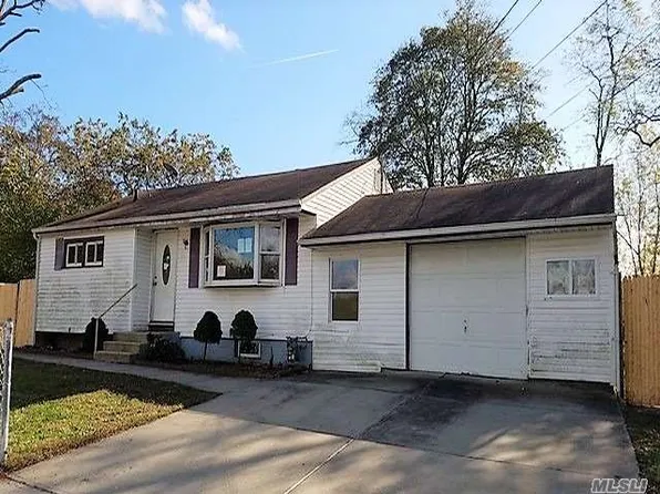 60 Cypress St, Central Islip, NY 11722