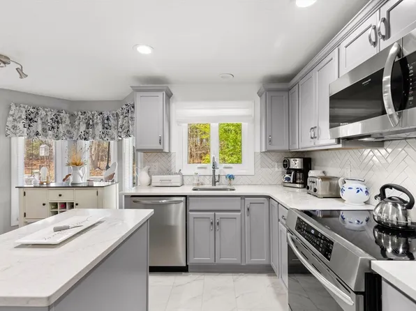 35 Pilgrim Village Rd APT 402, Taunton, MA 02780
