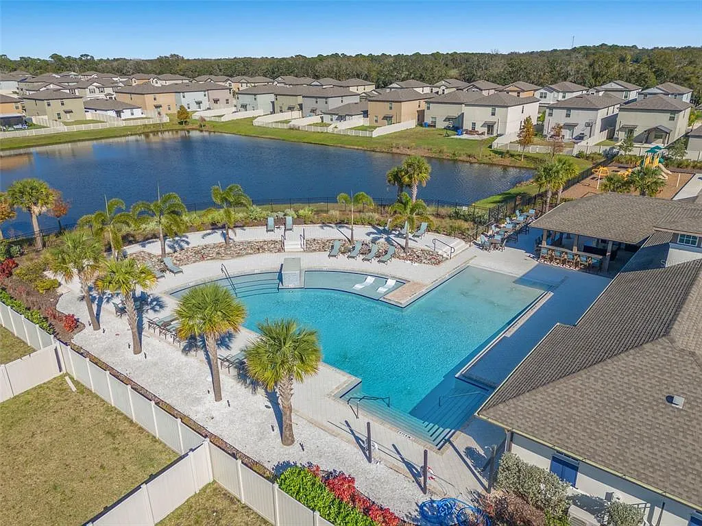 6 bed, 2614 sqft, $3,020 — Photo 4
