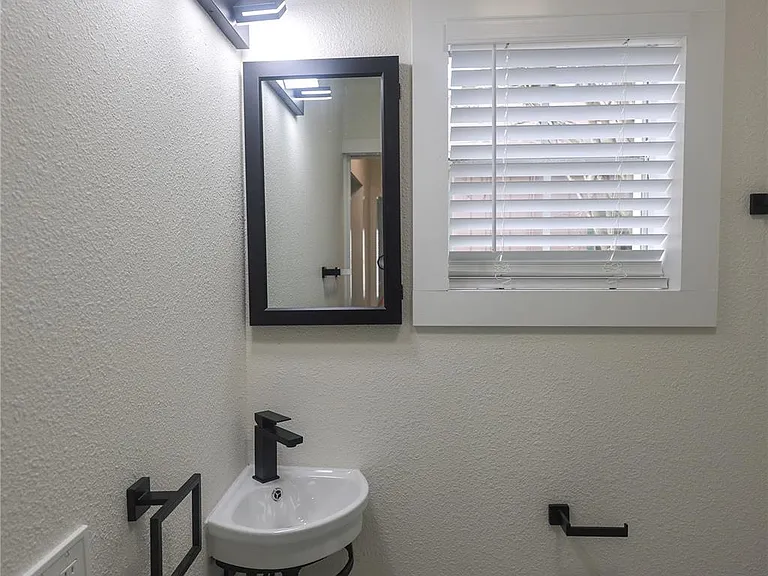 602 Higgins St — Photo 23