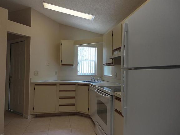 3rd image of 1282 Slash Pine Cir