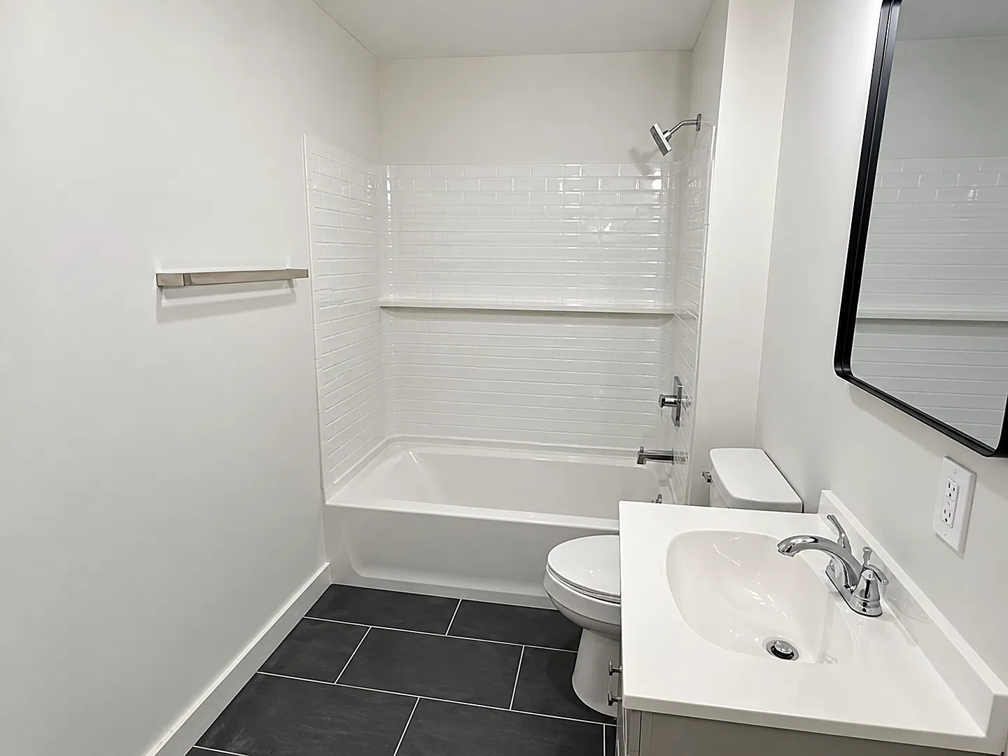 Charming 1-Bedroom Apartment in Tariffville Cozy Living with Local Flair! — Photo 4