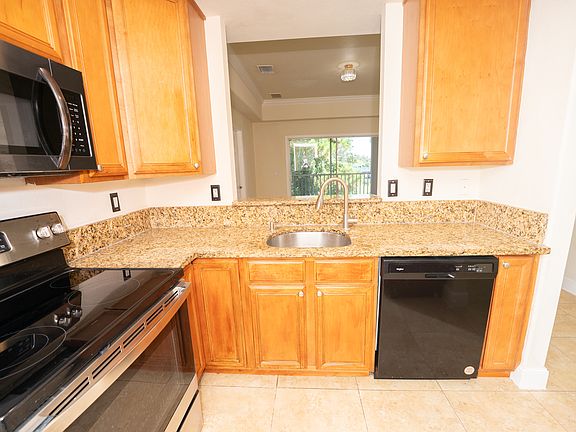 5th image of 325 NE 23rd Ave #4