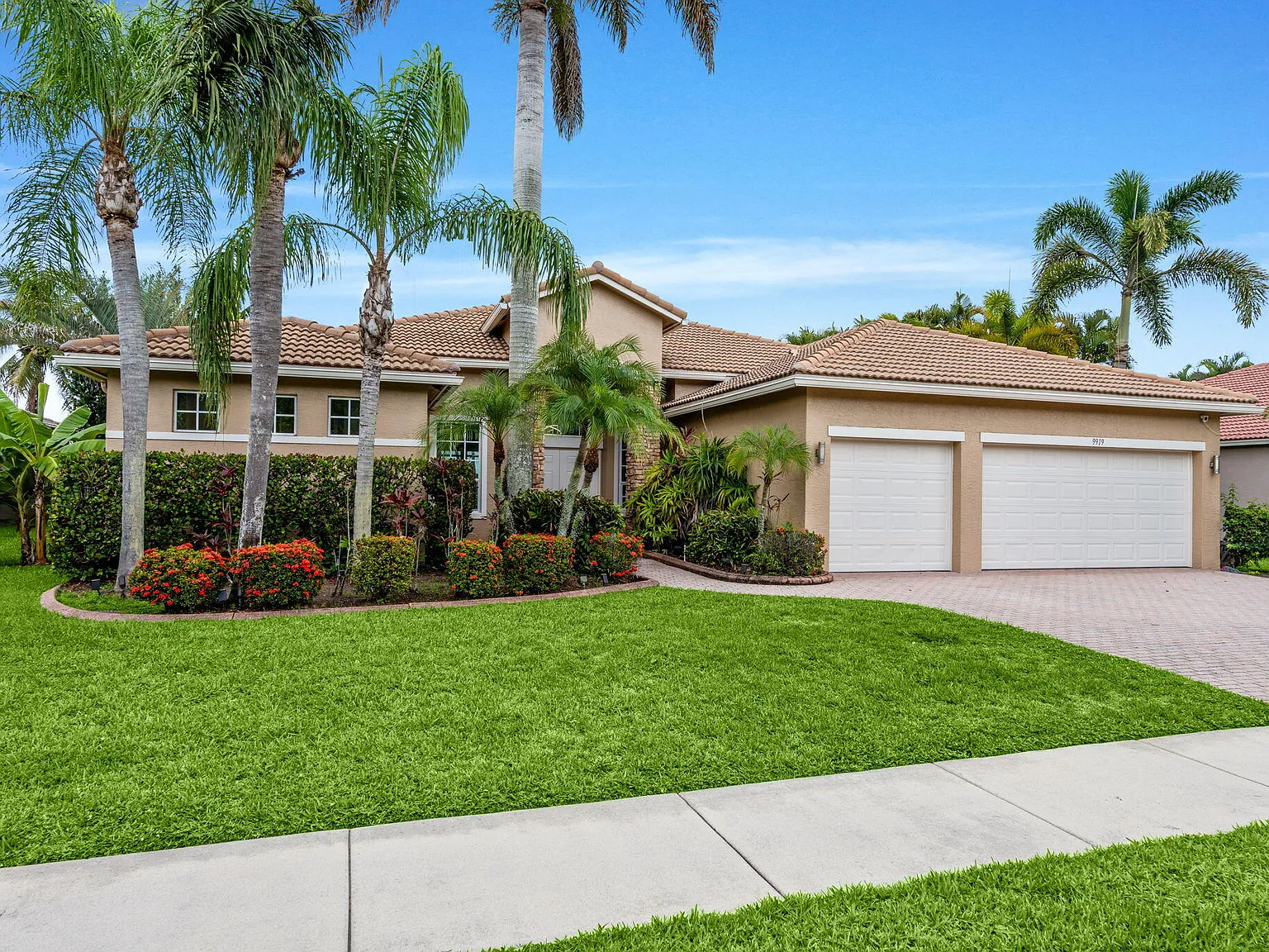 4 bed, 3.0 bath, 2729 sqft, $8,000 — Photo 2