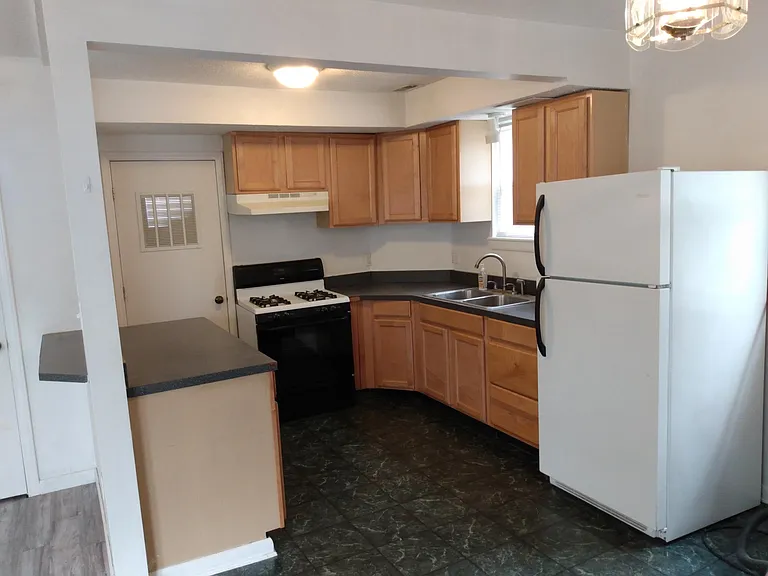 110 Williams Ave — Photo 6