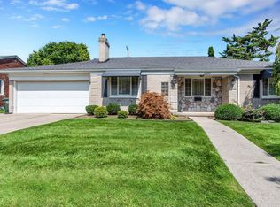 1500 Cook Rd, Grosse Pointe Woods, MI 48236